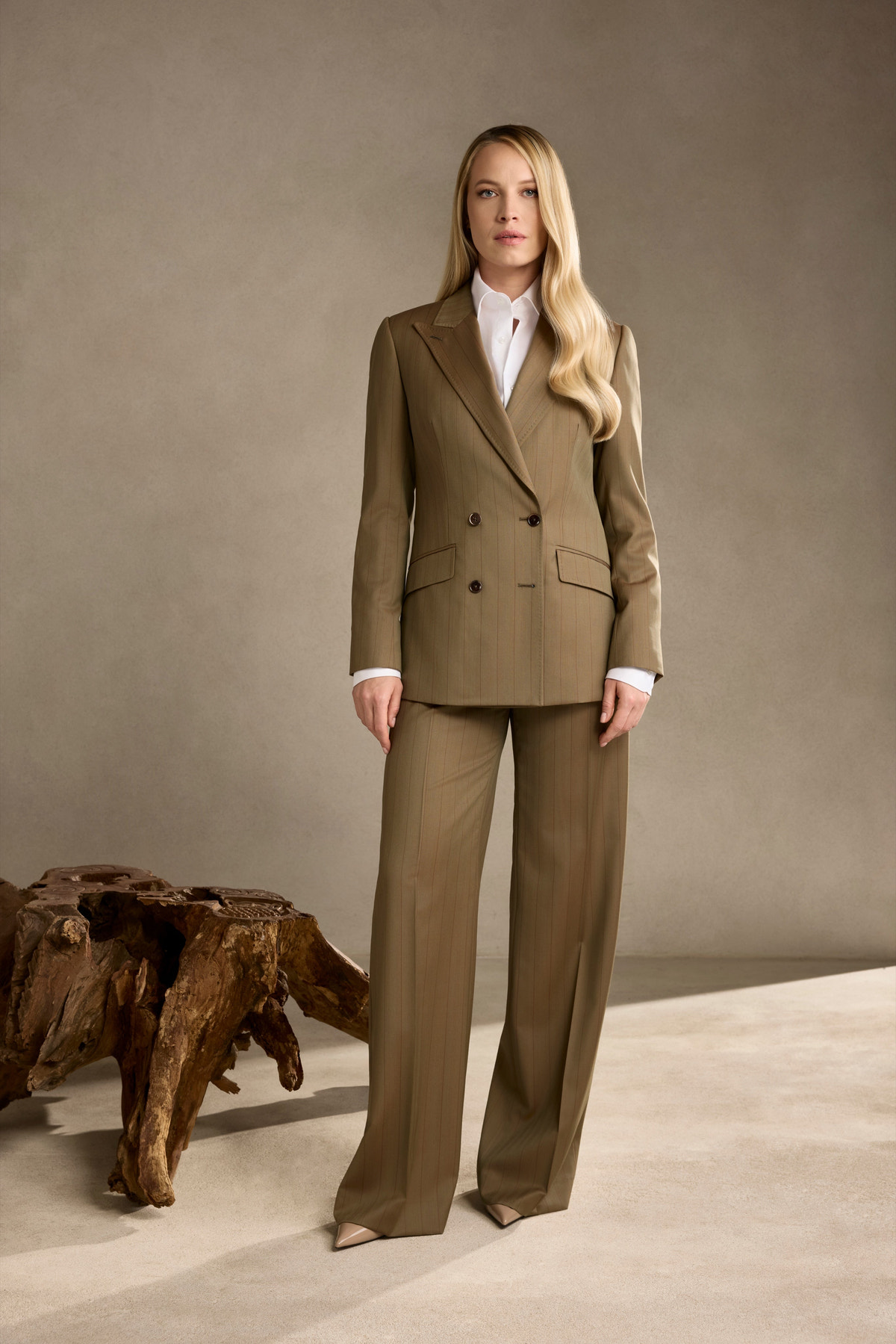 The Catherine Suit — proporții și detalii ale croitoriei Consiglieri DONNA