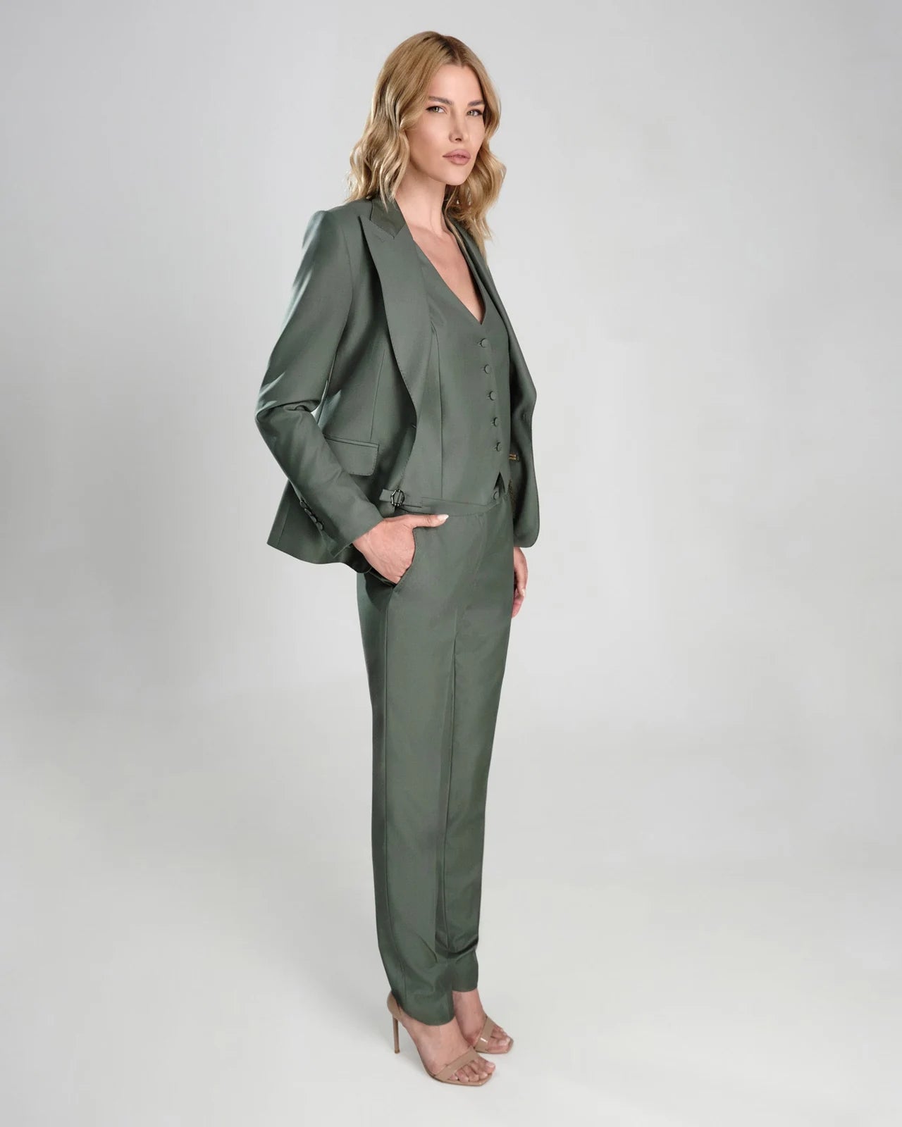 Costum de damă verde Consiglieri DONNA în trei piese, cu vestă și pantaloni conici