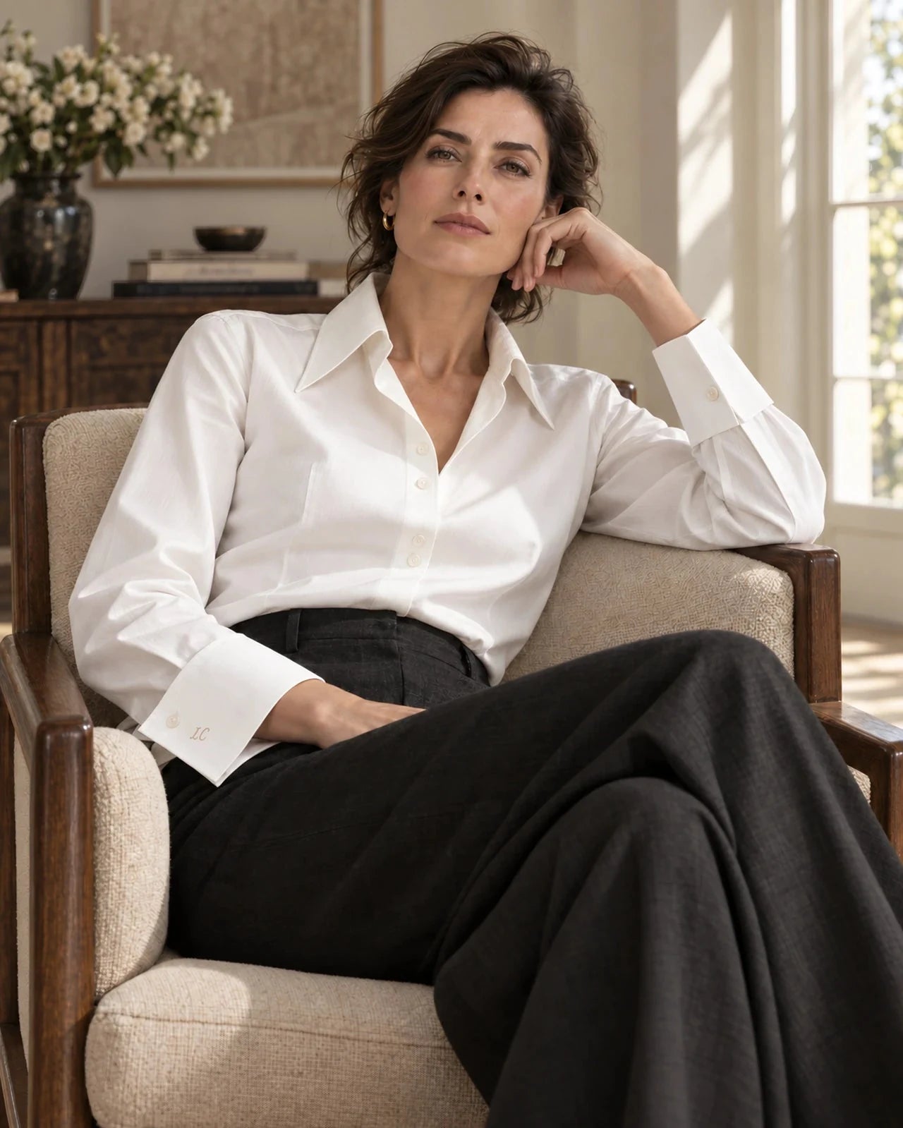 Cămașă ivoire cu guler amplu și manșete modelate, purtată cu pantaloni antracit
